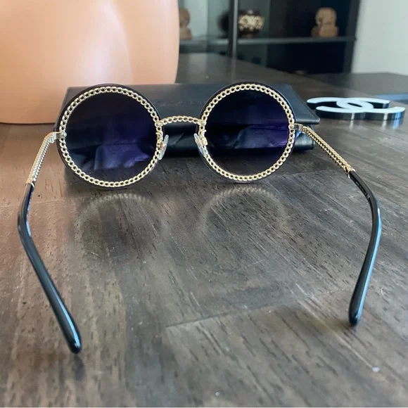 Chic Black Sunglasses with Chain Detail - Picture 11 of 15